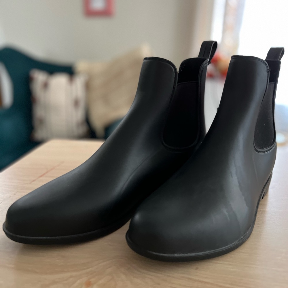 Black Chelsea style boots